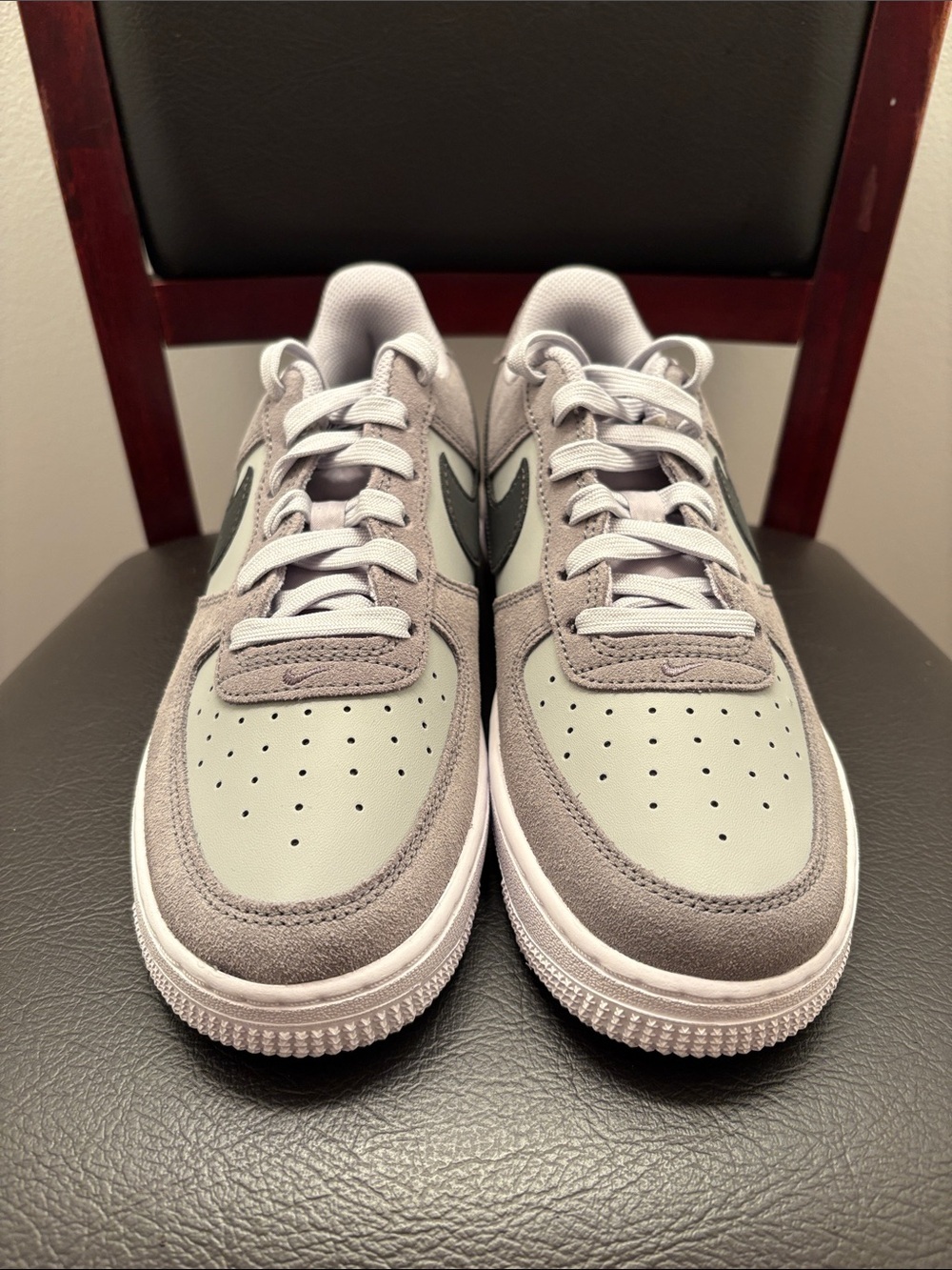 New Boys Nike Air Force 1 ESS+ Low Sneakers - Light Gray & Dark Gray Swoosh 6Y - Picture 3 of 5